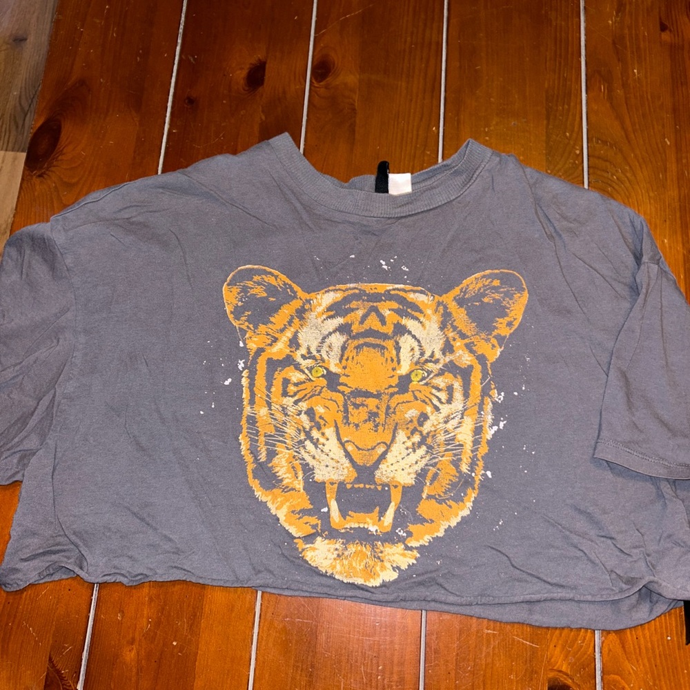H&M cropped detailed lion size small shirt